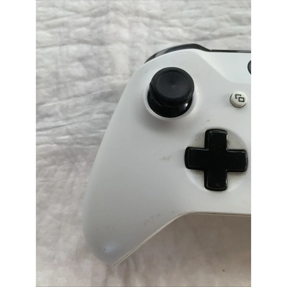 Microsoft Xbox One Wireless Controller Model 1708 White OEM Btty Cover Missing